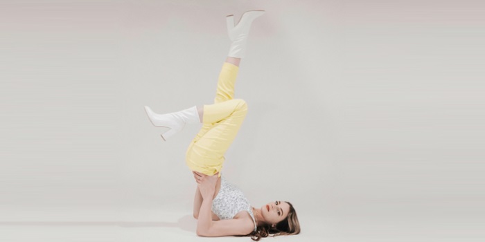 Frau mit gelber Hose, Unsplash/Joshua Rondeau