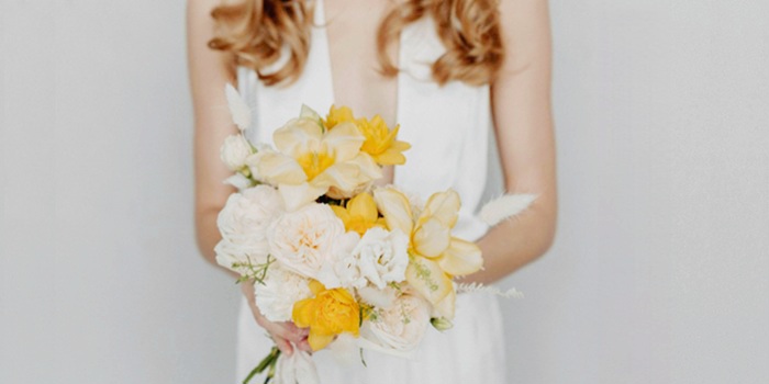 Frau mit Blumenstrauß in weißem Kleid, Pexels/Anna Kollor