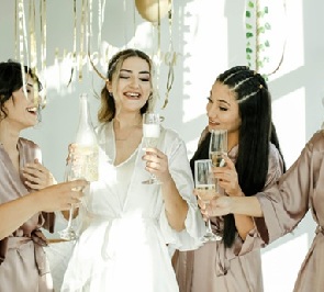 Jungesellinnen mit Sekt, Pexels/mlkbnl