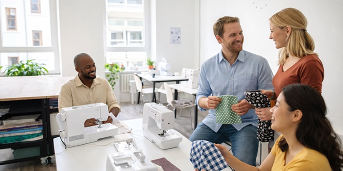 Nähen als Team-Event und Incentive bei nähPUNKT Nähschule, Karlsruhe. Foto: mit KI-Unterstützung